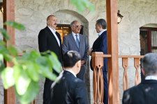 Президент Ильхам Алиев и председатель Халк Маслахаты Туркменистана посетили дом-музей Бюльбюля в Шуше (ФОТО)