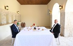 Президент Ильхам Алиев и Гурбангулы Бердымухамедов посетили усадебный комплекс Мехмандаровых в Шуше (ФОТО)