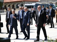 Президент Ильхам Алиев и председатель Халк Маслахаты Туркменистана посмотрели расстрелянные памятники Натаван, Бюльбюлю и Узеиру Гаджибейли в Шуше (ФОТО)
