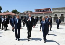 Президент Ильхам Алиев и председатель Халк Маслахаты Туркменистана посмотрели расстрелянные памятники Натаван, Бюльбюлю и Узеиру Гаджибейли в Шуше (ФОТО)
