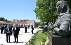 Президент Ильхам Алиев и председатель Халк Маслахаты Туркменистана посмотрели расстрелянные памятники Натаван, Бюльбюлю и Узеиру Гаджибейли в Шуше (ФОТО)