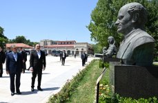 Президент Ильхам Алиев и председатель Халк Маслахаты Туркменистана посмотрели расстрелянные памятники Натаван, Бюльбюлю и Узеиру Гаджибейли в Шуше (ФОТО)