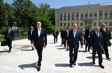 Президент Ильхам Алиев и председатель Халк Маслахаты Туркменистана посмотрели расстрелянные памятники Натаван, Бюльбюлю и Узеиру Гаджибейли в Шуше (ФОТО)