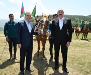 Президент Ильхам Алиев подарил Гурбангулы Бердымухамедову на Джыдыр дюзю карабахского скакуна по кличке "Достлуг" (ФОТО)