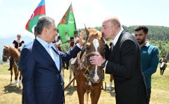 Президент Ильхам Алиев подарил Гурбангулы Бердымухамедову на Джыдыр дюзю карабахского скакуна по кличке "Достлуг" (ФОТО)
