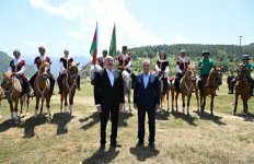 Президент Ильхам Алиев подарил Гурбангулы Бердымухамедову на Джыдыр дюзю карабахского скакуна по кличке "Достлуг" (ФОТО)