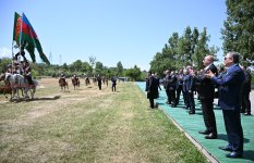 Президент Ильхам Алиев подарил Гурбангулы Бердымухамедову на Джыдыр дюзю карабахского скакуна по кличке "Достлуг" (ФОТО)