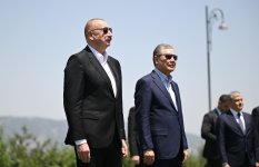 Президент Ильхам Алиев подарил Гурбангулы Бердымухамедову на Джыдыр дюзю карабахского скакуна по кличке "Достлуг" (ФОТО)