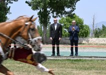 Президент Ильхам Алиев подарил Гурбангулы Бердымухамедову на Джыдыр дюзю карабахского скакуна по кличке "Достлуг" (ФОТО)