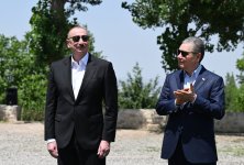 Президент Ильхам Алиев подарил Гурбангулы Бердымухамедову на Джыдыр дюзю карабахского скакуна по кличке "Достлуг" (ФОТО)