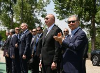 Президент Ильхам Алиев подарил Гурбангулы Бердымухамедову на Джыдыр дюзю карабахского скакуна по кличке "Достлуг" (ФОТО)