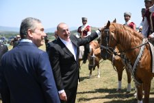 Президент Ильхам Алиев подарил Гурбангулы Бердымухамедову на Джыдыр дюзю карабахского скакуна по кличке "Достлуг" (ФОТО)