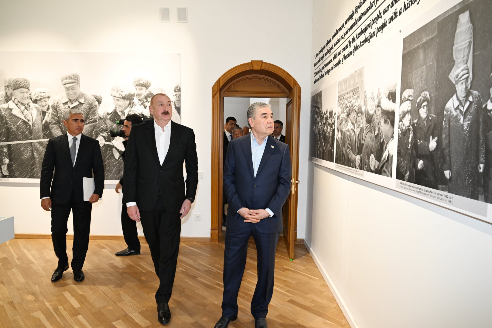 Президент Ильхам Алиев и Гурбангулы Бердымухамедов ознакомились с выставкой «Гейдар Алиев и Карабах» в Центре творчества в Шуше (ФОТО)