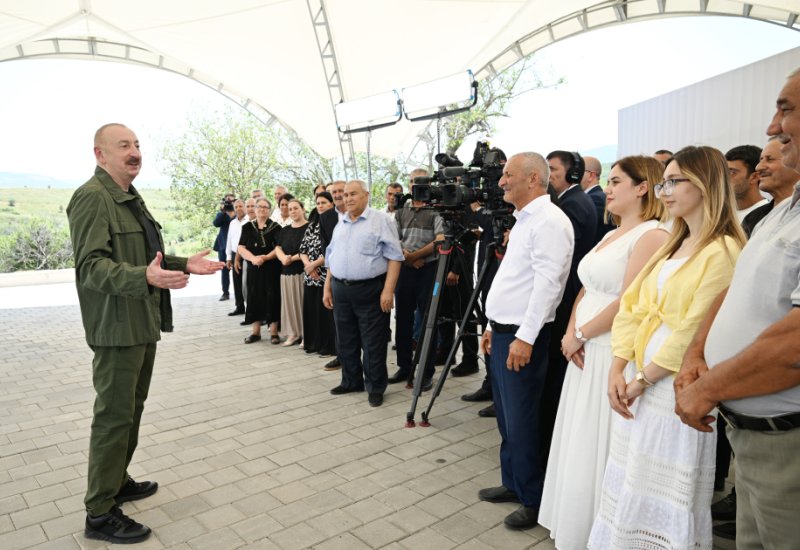 Искренняя беседа Президента Ильхама Алиева с жителями, переселившимися в села Тезебина и Ханъюрду (ФОТО)
