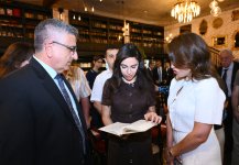 Вице-президент Фонда Гейдара Алиева Лейла Алиева приняла участие в вечере «Неизвестный нам Конфуций» в Бакинском книжном центре (ФОТО)