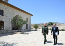 Президент Ильхам Алиев принял участие в открытии после реставрации здания исторической мечети в селе Гияслы Агдамского района (ФОТО)