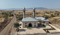 Президент Ильхам Алиев принял участие в открытии после реставрации здания исторической мечети в селе Гияслы Агдамского района (ФОТО)