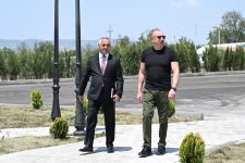 Президент Ильхам Алиев ознакомился с работами, проводимыми в селе Тезебина Ходжалинского района (ФОТО)
