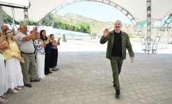 Президент Ильхам Алиев посетил село Ханъюрду в Ходжалинском районе, встретился с группой переселившихся в село жителей (ФОТО)