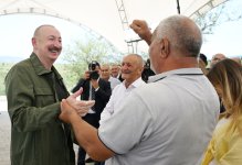 Президент Ильхам Алиев посетил село Ханъюрду в Ходжалинском районе, встретился с группой переселившихся в село жителей (ФОТО)