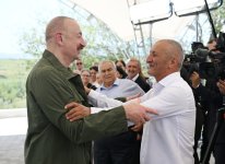 Президент Ильхам Алиев посетил село Ханъюрду в Ходжалинском районе, встретился с группой переселившихся в село жителей (ФОТО)