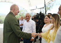 Президент Ильхам Алиев посетил село Ханъюрду в Ходжалинском районе, встретился с группой переселившихся в село жителей (ФОТО)