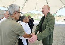 Президент Ильхам Алиев посетил село Ханъюрду в Ходжалинском районе, встретился с группой переселившихся в село жителей (ФОТО)