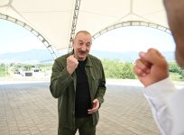 Президент Ильхам Алиев посетил село Ханъюрду в Ходжалинском районе, встретился с группой переселившихся в село жителей (ФОТО)