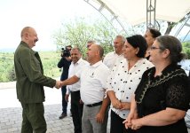 Президент Ильхам Алиев посетил село Ханъюрду в Ходжалинском районе, встретился с группой переселившихся в село жителей (ФОТО)