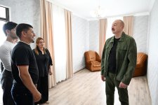 Президент Ильхам Алиев посетил село Ханъюрду в Ходжалинском районе, встретился с группой переселившихся в село жителей (ФОТО)