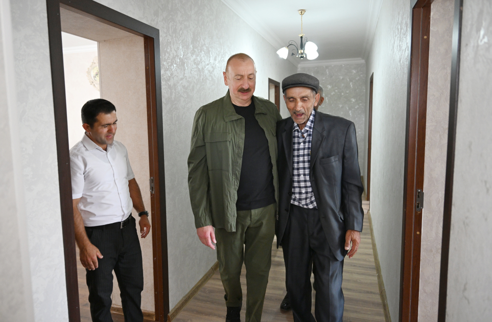 Президент Ильхам Алиев посетил село Ханъюрду в Ходжалинском районе, встретился с группой переселившихся в село жителей (ФОТО)