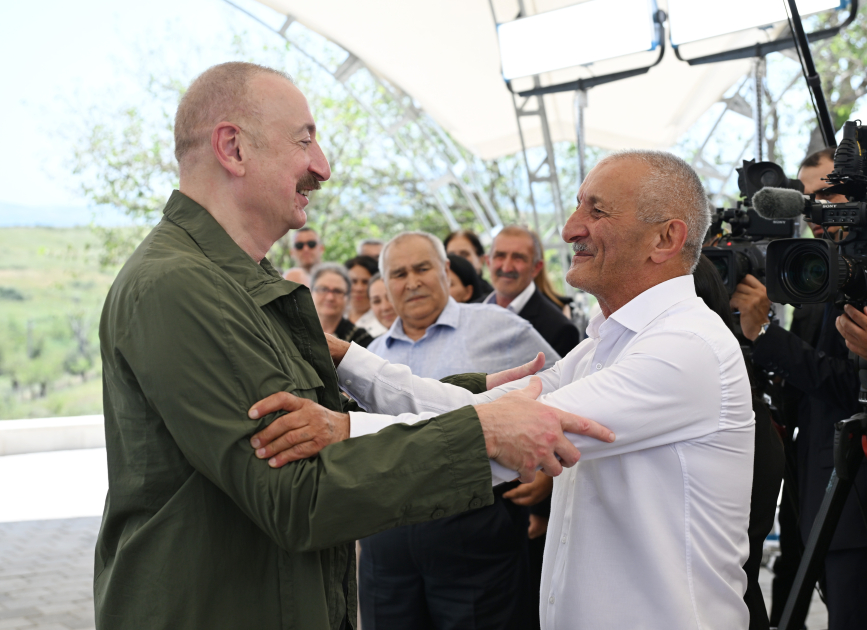 Президент Ильхам Алиев посетил село Ханъюрду в Ходжалинском районе, встретился с группой переселившихся в село жителей (ФОТО)