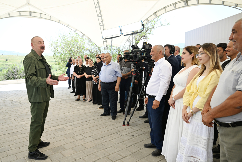 Президент Ильхам Алиев посетил село Ханъюрду в Ходжалинском районе, встретился с группой переселившихся в село жителей (ФОТО)