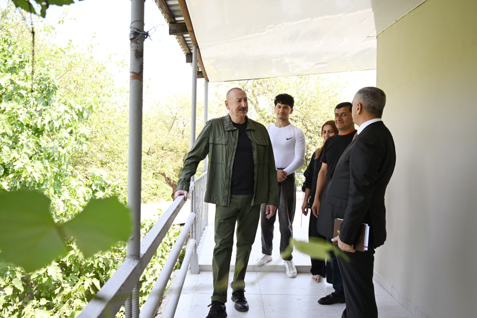 Президент Ильхам Алиев посетил село Ханъюрду в Ходжалинском районе, встретился с группой переселившихся в село жителей (ФОТО)
