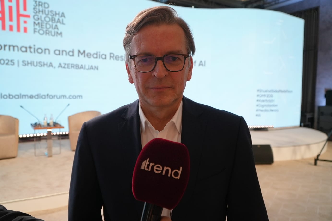Гендиректор Euronews высоко оценил развитие ИИ в Азербайджане