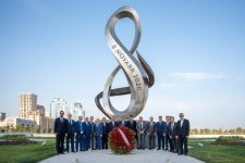 Представители медиа посетили Аллею почетного захоронения, могилу Зардаби и парк Победы (ФОТО)