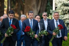 Представители медиа посетили Аллею почетного захоронения, могилу Зардаби и парк Победы (ФОТО)