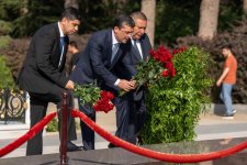 Представители медиа посетили Аллею почетного захоронения, могилу Зардаби и парк Победы (ФОТО)
