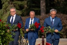 Представители медиа посетили Аллею почетного захоронения, могилу Зардаби и парк Победы (ФОТО)