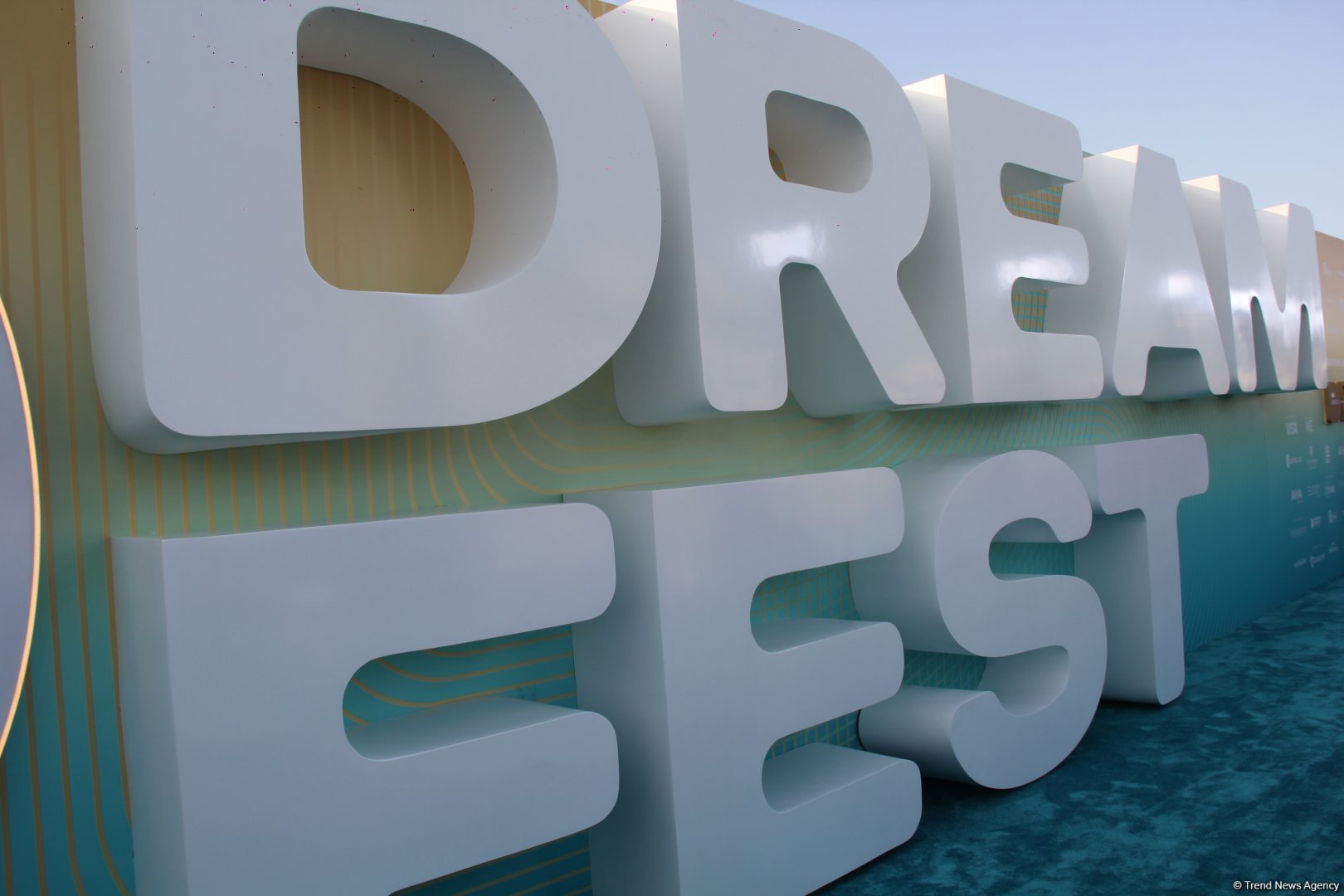Под летним небом Каспия в Баку стартовал Dream Fest 2025 – звезды на бирюзовой дорожке (ФОТО)
