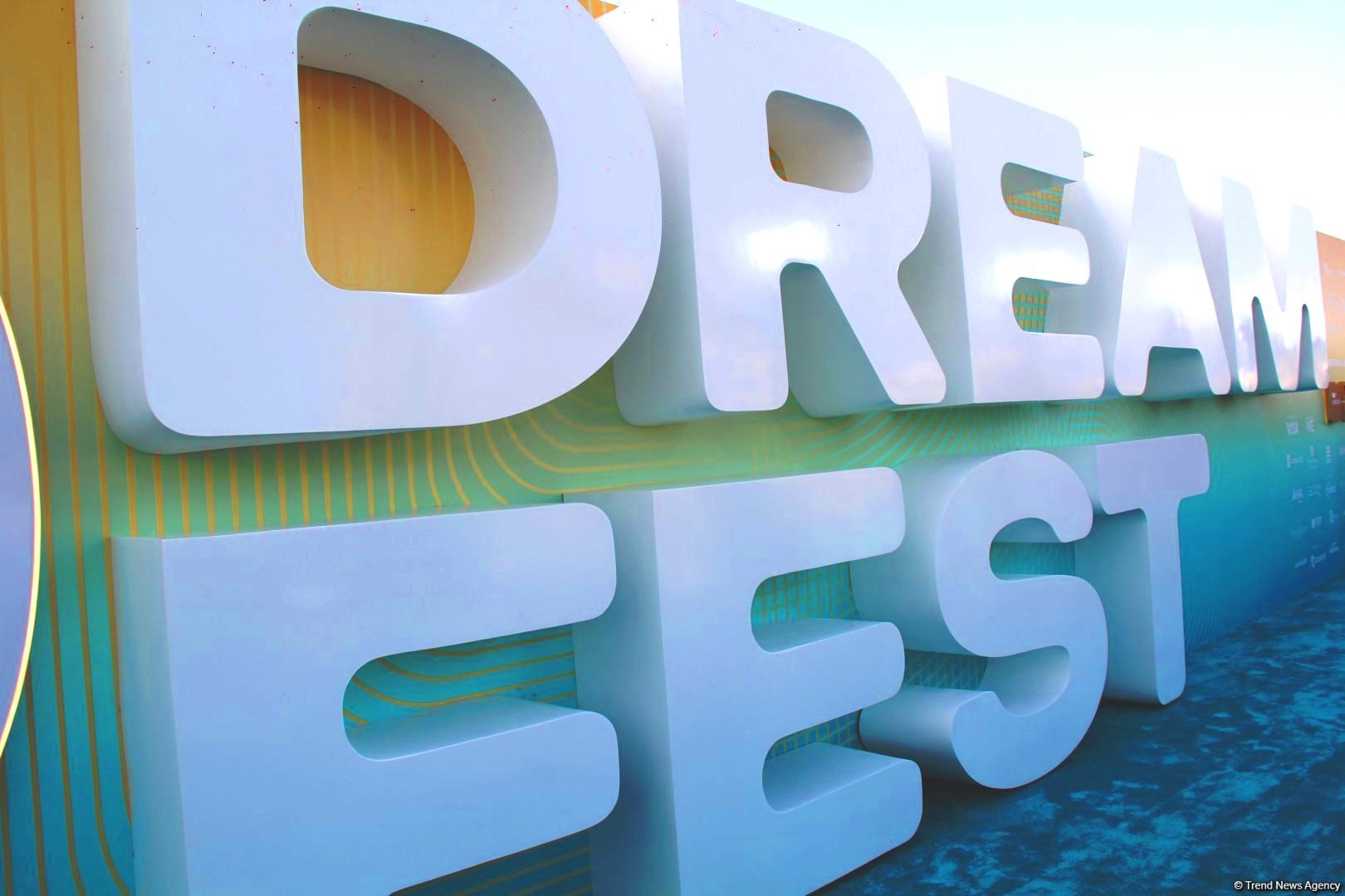 Самые стильные участницы Dream Fest в Баку на бирюзовой дорожке (ФОТО)