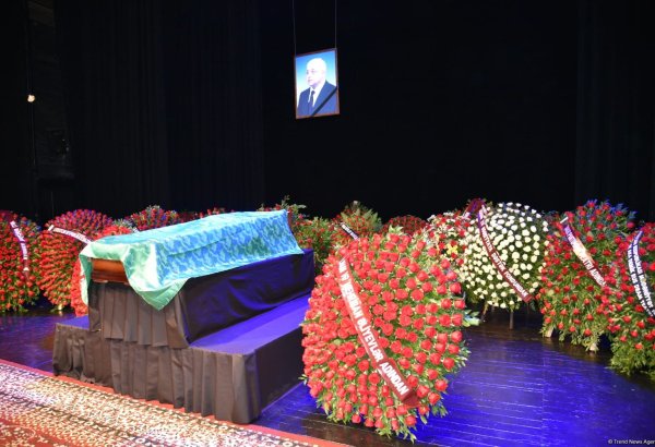 Народного писателя Азербайджана Эльчина Эфендиева проводили в последний путь на Аллею почетного захоронения (ФОТО) (Обновлено)