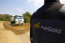 ЗАО «AzerGold» реализовало экологическую инициативу по контролю пылеобразования на дорогах (ФОТО)