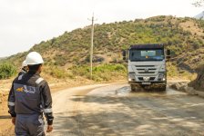ЗАО «AzerGold» реализовало экологическую инициативу по контролю пылеобразования на дорогах (ФОТО)