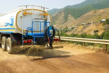 ЗАО «AzerGold» реализовало экологическую инициативу по контролю пылеобразования на дорогах (ФОТО)