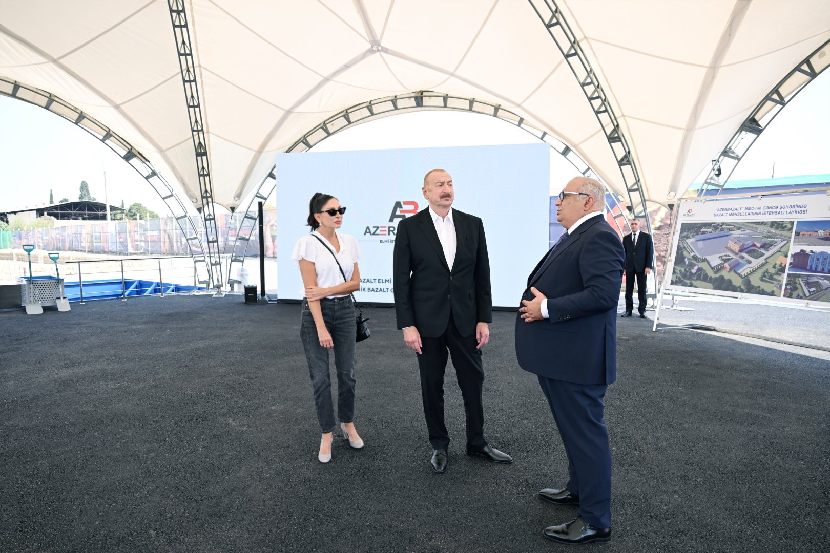 Президент Ильхам Алиев и Первая леди Мехрибан Алиева приняли участие в церемонии закладки фундамента предприятия по производству базальтовой продукции в Гяндже (ФОТО)