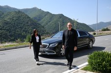 Президент Ильхам Алиев и Первая леди Мехрибан Алиева встретились с жителями города Кяльбаджар (ФОТО/ВИДЕО)