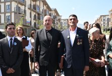 Президент Ильхам Алиев и Первая леди Мехрибан Алиева встретились с жителями города Кяльбаджар (ФОТО/ВИДЕО)