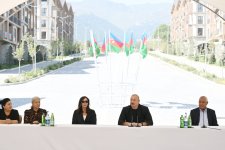 Президент Ильхам Алиев и Первая леди Мехрибан Алиева встретились с жителями города Кяльбаджар (ФОТО/ВИДЕО)