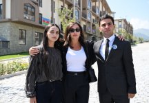 Президент Ильхам Алиев и Первая леди Мехрибан Алиева встретились с жителями города Кяльбаджар (ФОТО/ВИДЕО)